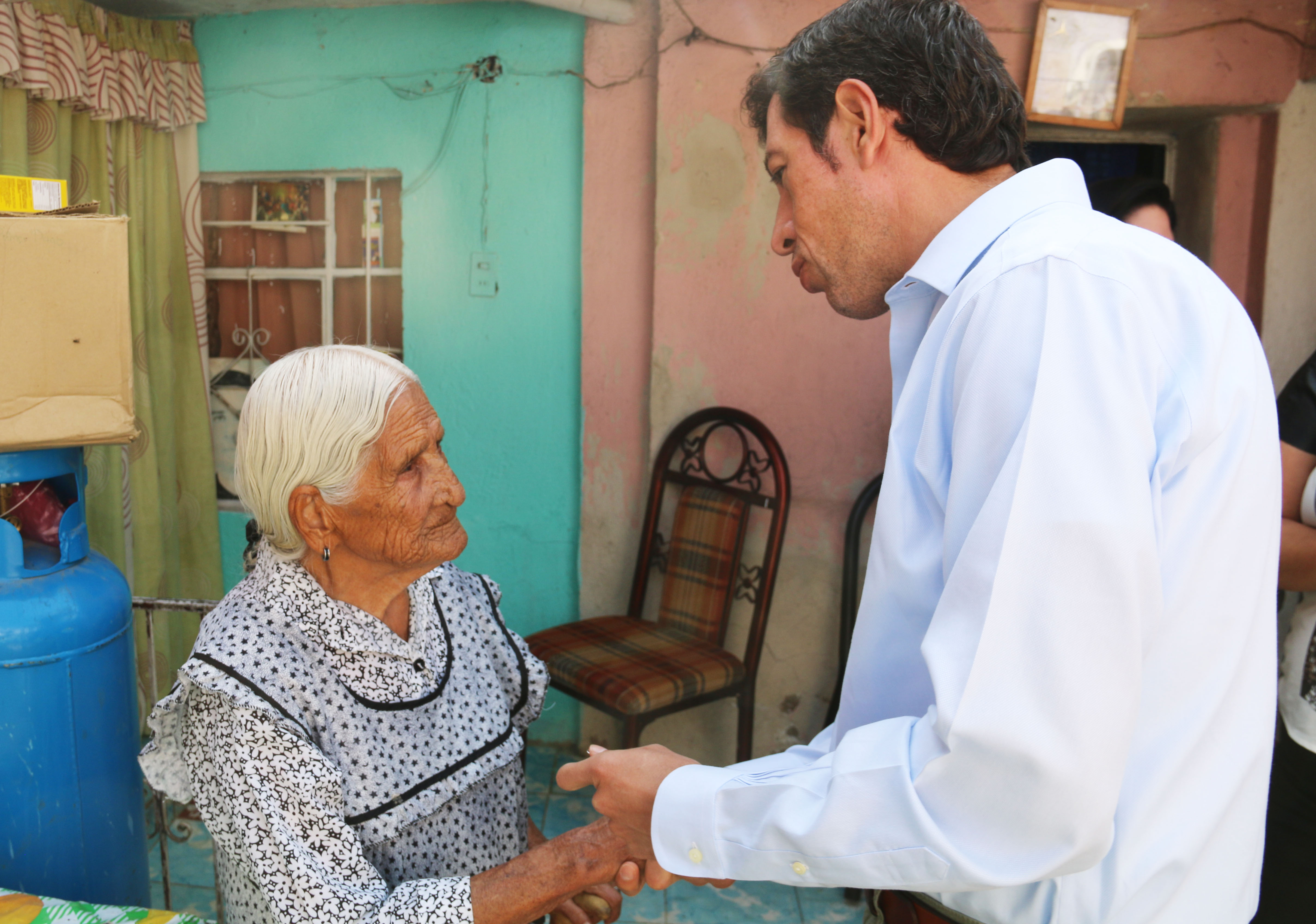 Recibe tarjeta de apoyo beneficiaria de 116 años