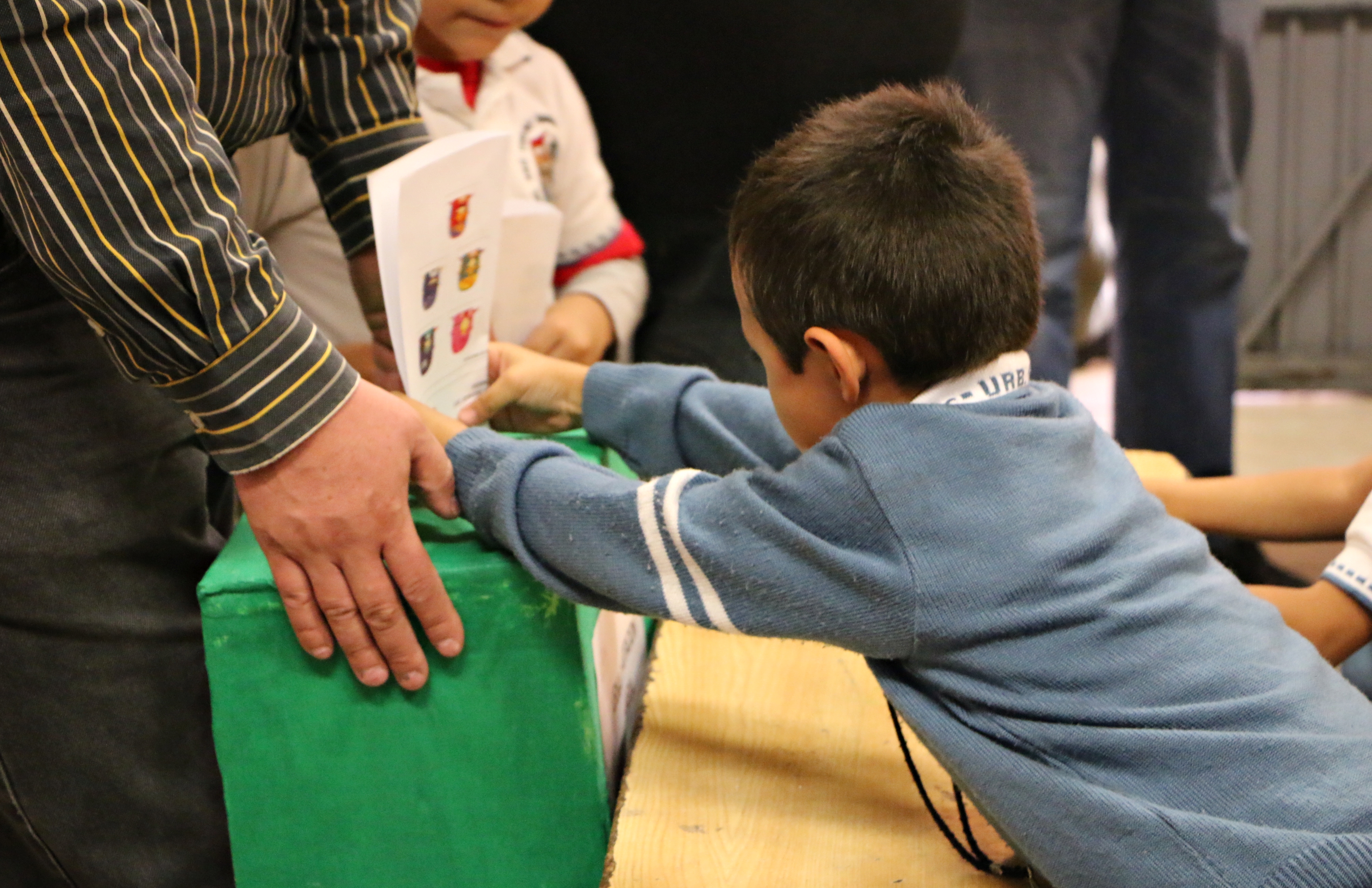Niños elegirán diseños para mochilas con útiles