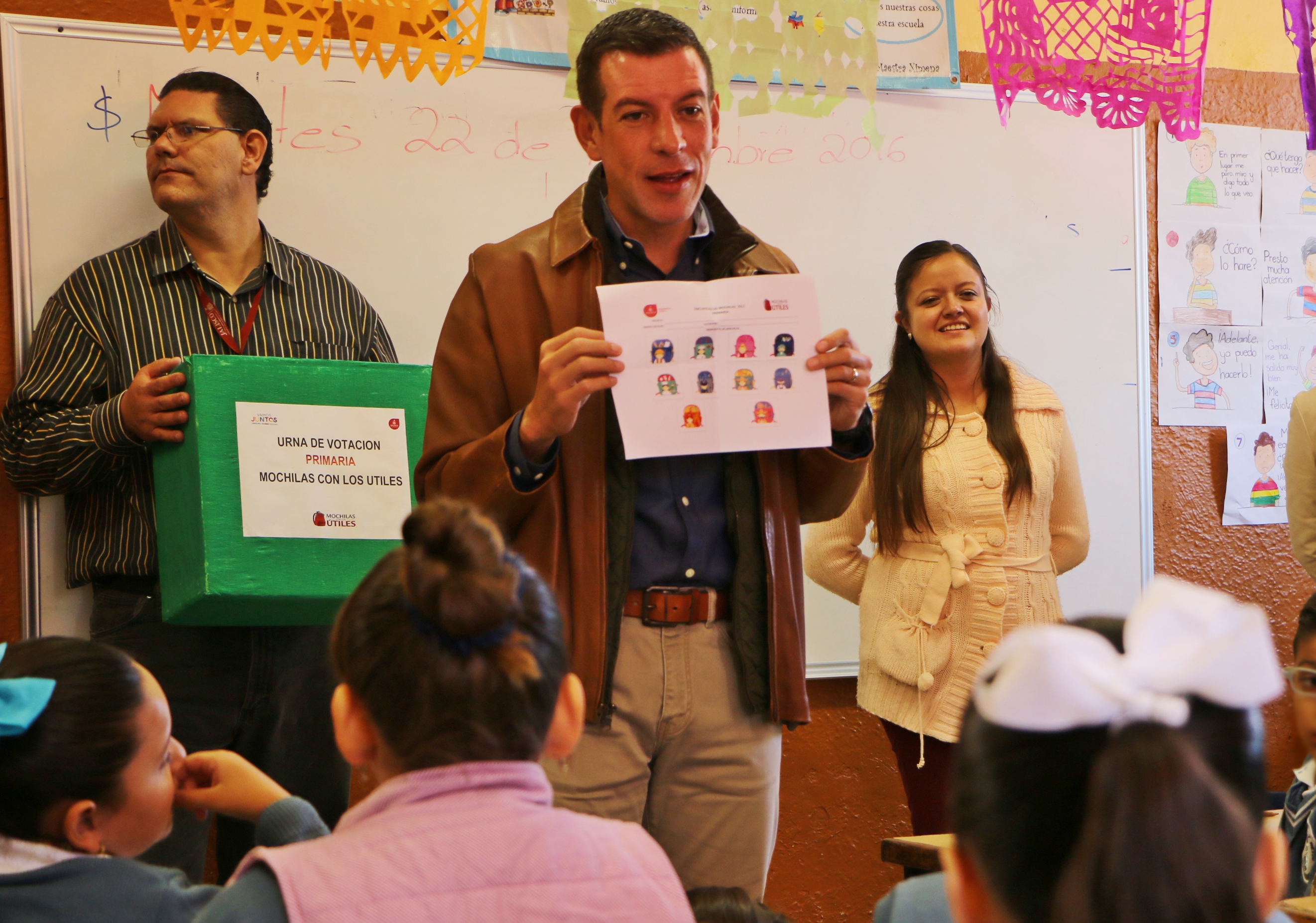 Niños elegirán diseños para mochilas con útiles