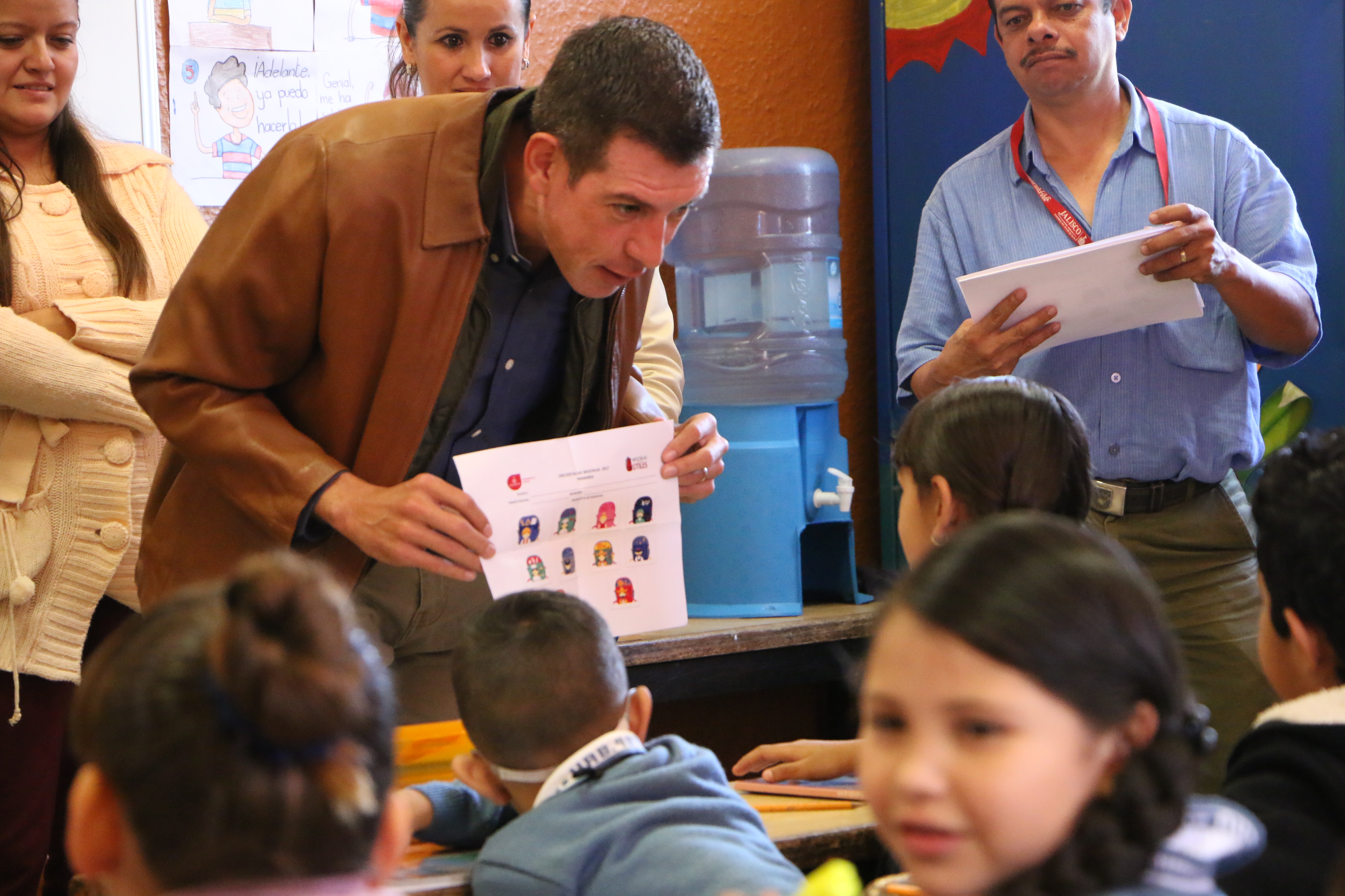 Niños elegirán diseños para mochilas con útiles