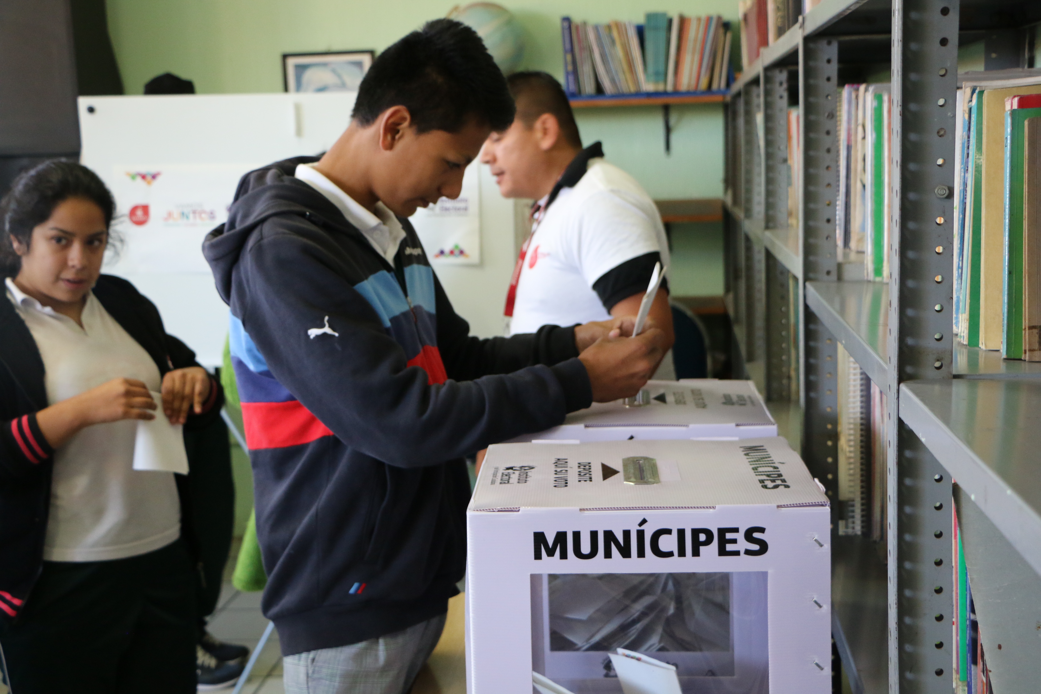 Jóvenes de la región Lagunas votan Presupuesto Participativo.