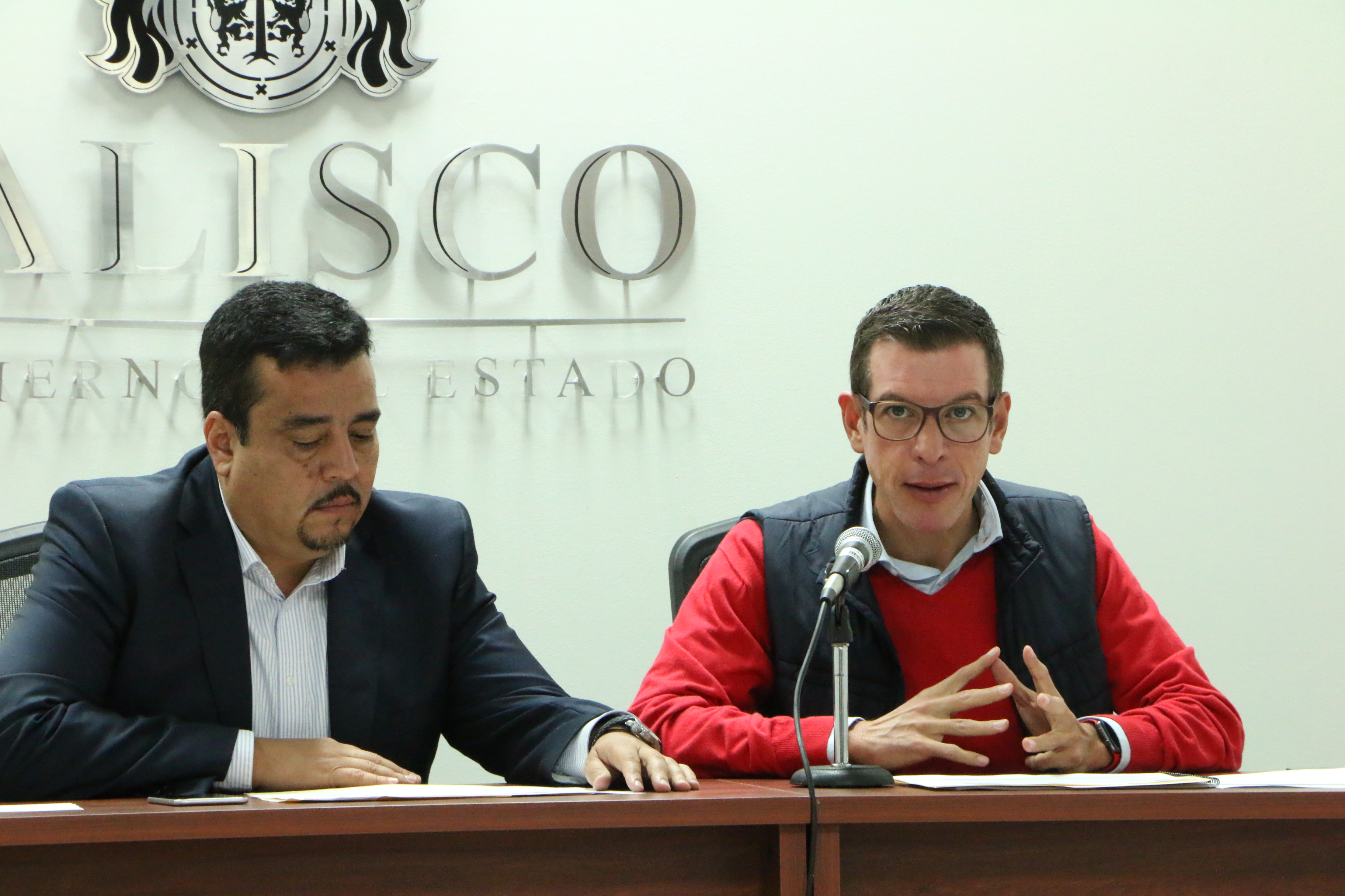 La Secretaría de Desarrollo e Integración Social de Jalisco (SEDIS) en coinversión con el gobierno federal ha invertido en diversos programas sociales como 3x1 para migrantes, colocación de piso firme, infraestructura social para indígenas y empleos temporales, que han impactado en cerca de medio millón de personas.