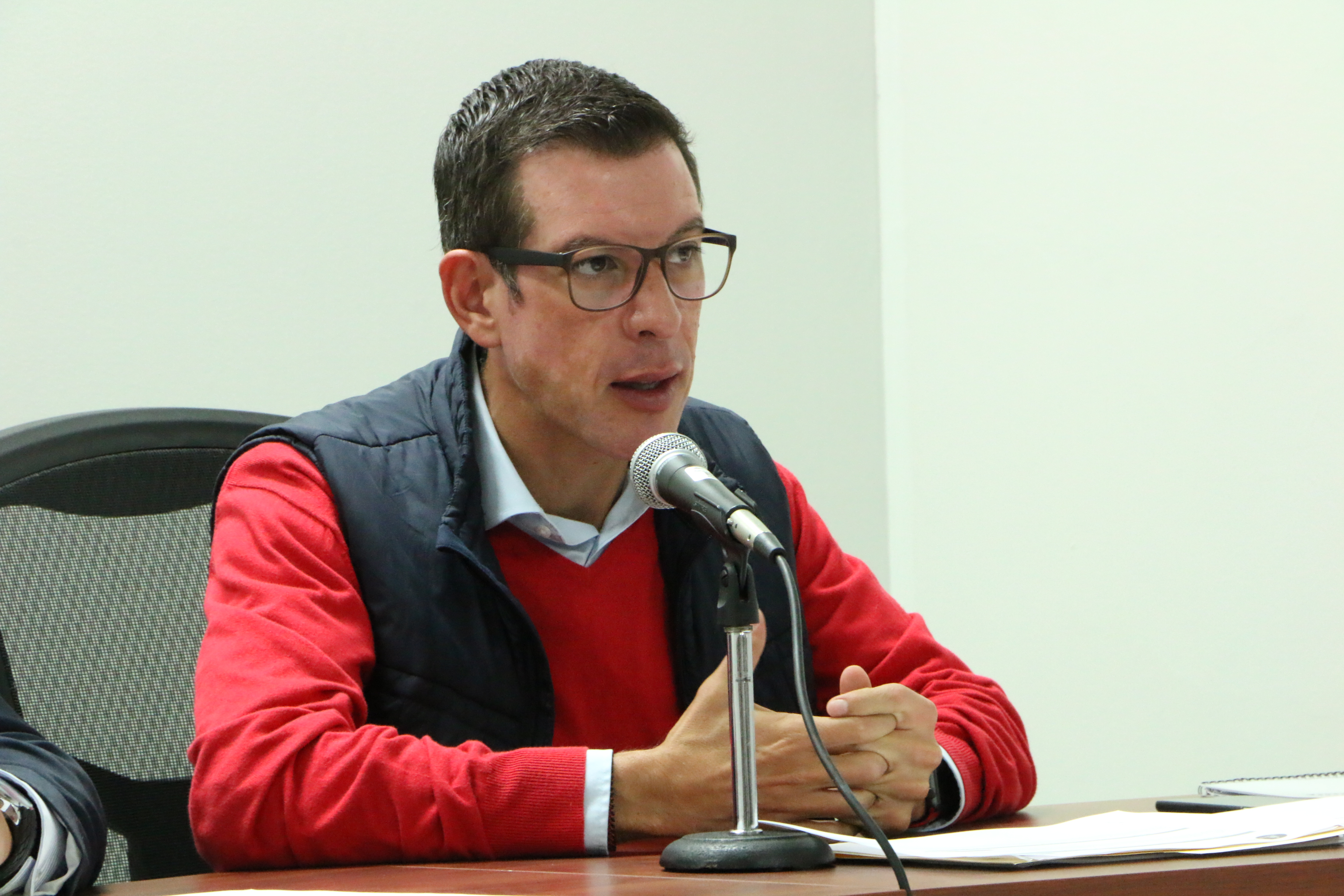 La Secretaría de Desarrollo e Integración Social de Jalisco (SEDIS) en coinversión con el gobierno federal ha invertido en diversos programas sociales como 3x1 para migrantes, colocación de piso firme, infraestructura social para indígenas y empleos temporales, que han impactado en cerca de medio millón de personas.