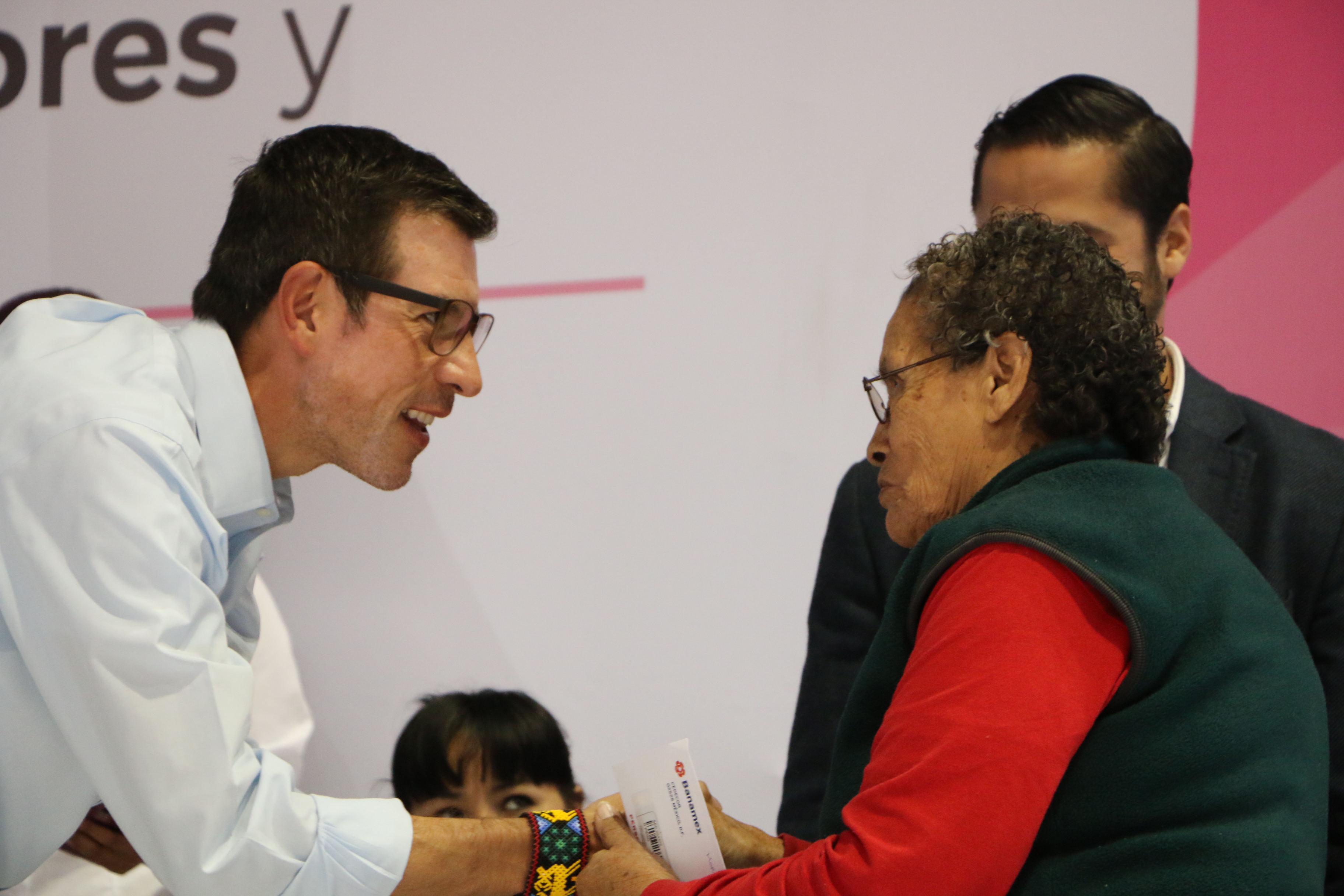 Entregan apoyos a nuevos beneficiarios de SEDIS